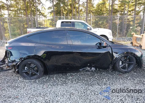 2026 Tesla Model Y Long Range Dual Motor All-Wheel Drive z USA, uszkodzony, nr VIN 7SAYGDED2TF389590